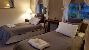 Bruni Room | Premium bedding, individually decorated, individually furnished - Waterview Gardens B&B (Margate)