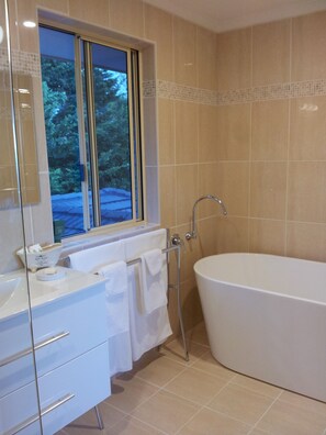 Baudin Room | Bathroom - Waterview Gardens B&B (Margate)