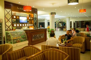 2 bares, bar junto a la piscina