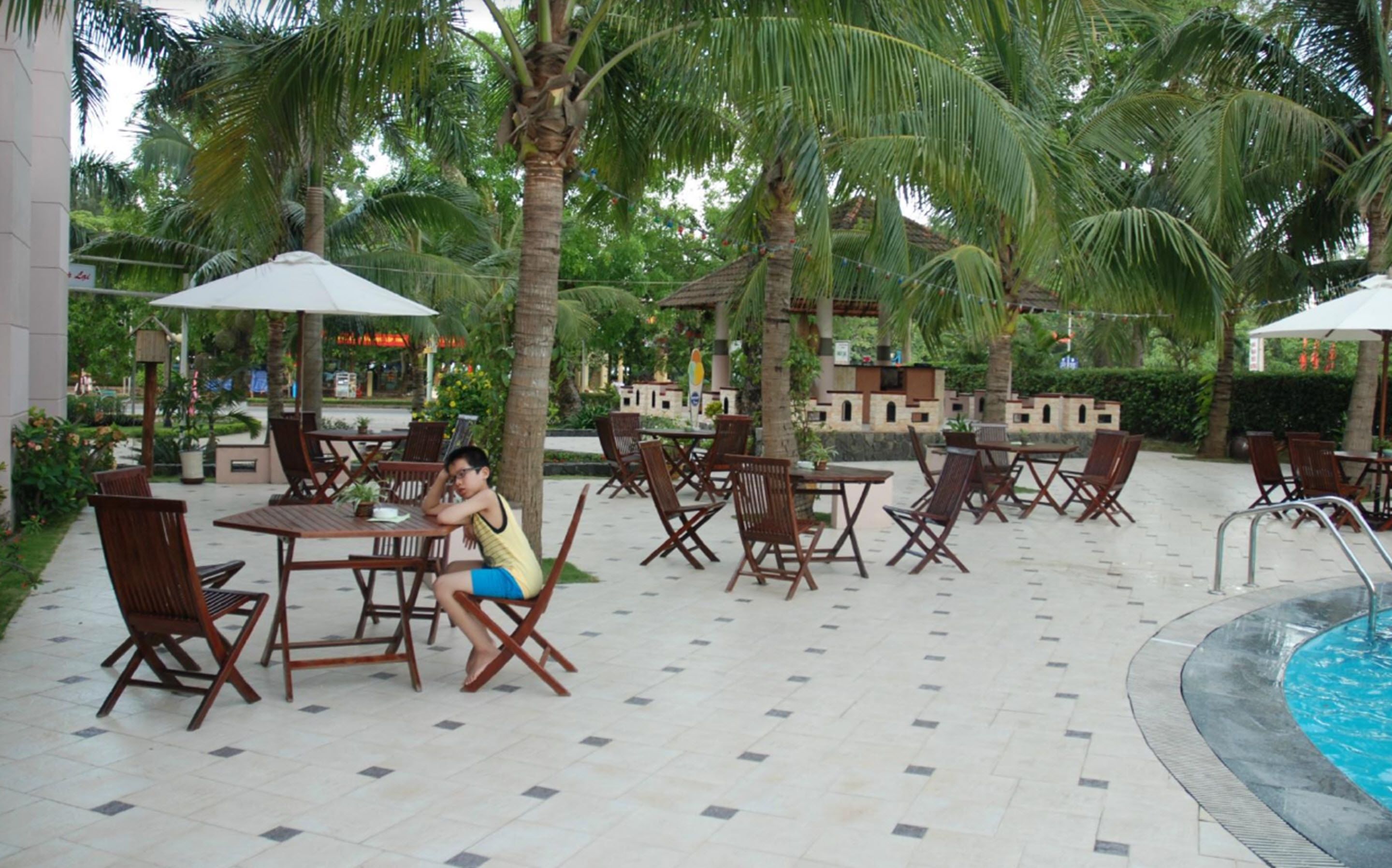 Poolside bar