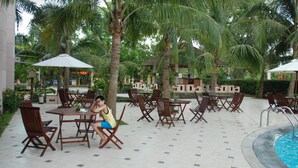 Poolside bar - Saigon Kim Lien Resort (Cua Lo)