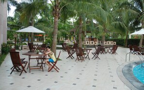Poolside bar - Saigon Kim Lien Resort (Vinh)