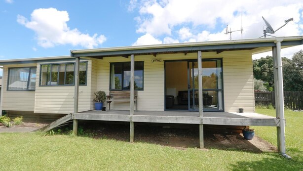A mobile home with a porch, sliding glass doors, and a satellite dish. - Motel Villa Del Rio (Whangarei)