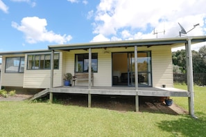 A mobile home with a porch, sliding glass doors, and a satellite dish. - Motel Villa Del Rio (Whangarei)
