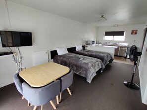 Departamento, 1 habitación | Área de sala de estar | Televisión LCD de 32 pulgadas con canales vía satélite y televisión