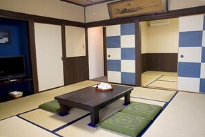Superior Japanese-Style Room (14 tatami mats), Shared Bathroom - 3 to 6 guests | In-room dining