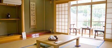 Standard-huone, jaettu kylpyhuone (A: 8 tatami mats, 1 - 3 guests) | Ruokailu omassa huoneessa