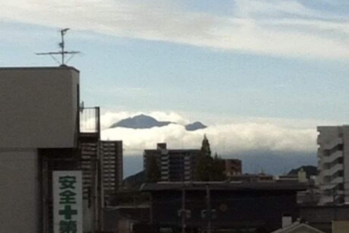 Un edificio con un letrero que dice '安全第一' y una montaña al fondo.
