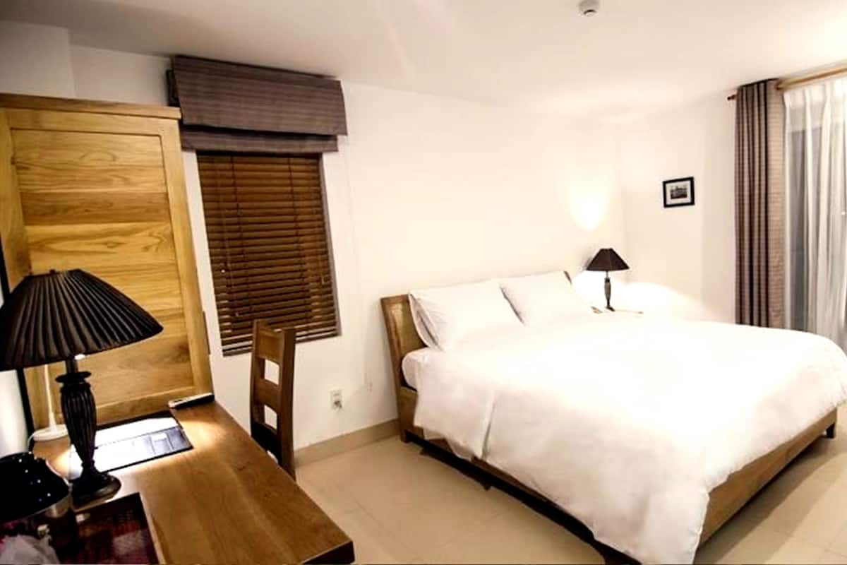Quarto luxo, 1 cama de casal | Frigobar, cofres nos quartos, escrivaninha, quartos à prova de som