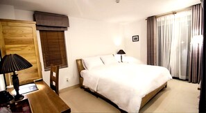 Deluxe Room, 1 Double Bed | Minibar, in-room safe, desk, soundproofing - Frangipani Boutique Hotel (Da Nang)