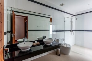 3 Bedroom with private pool | Bathroom | Free toiletries, hair dryer, bathrobes, slippers