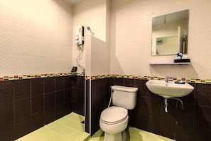 Shower, free toiletries, towels - Meesuk Place (Patong)