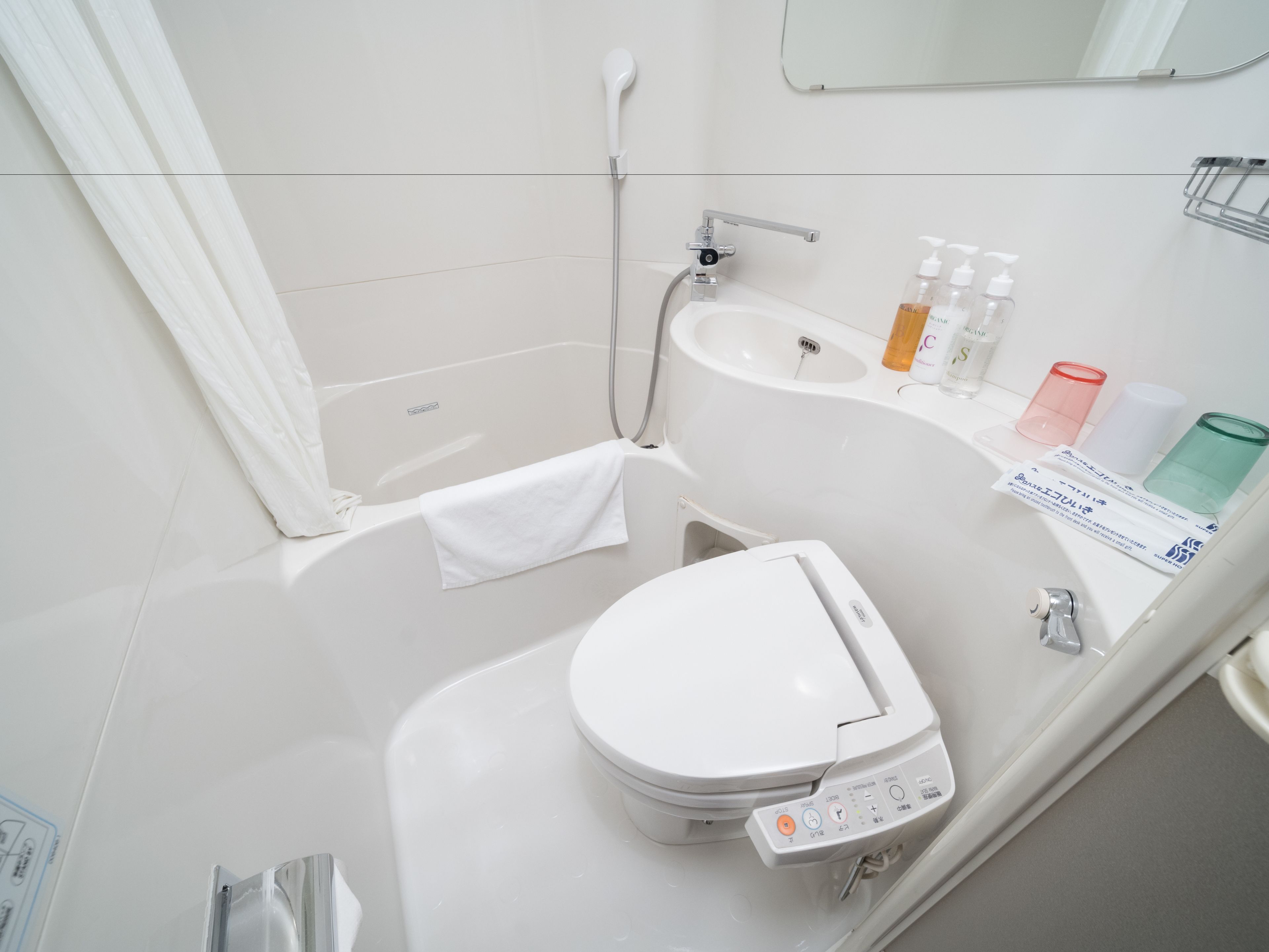 combined shower/bathtub, free toiletries, hair dryer, slippers