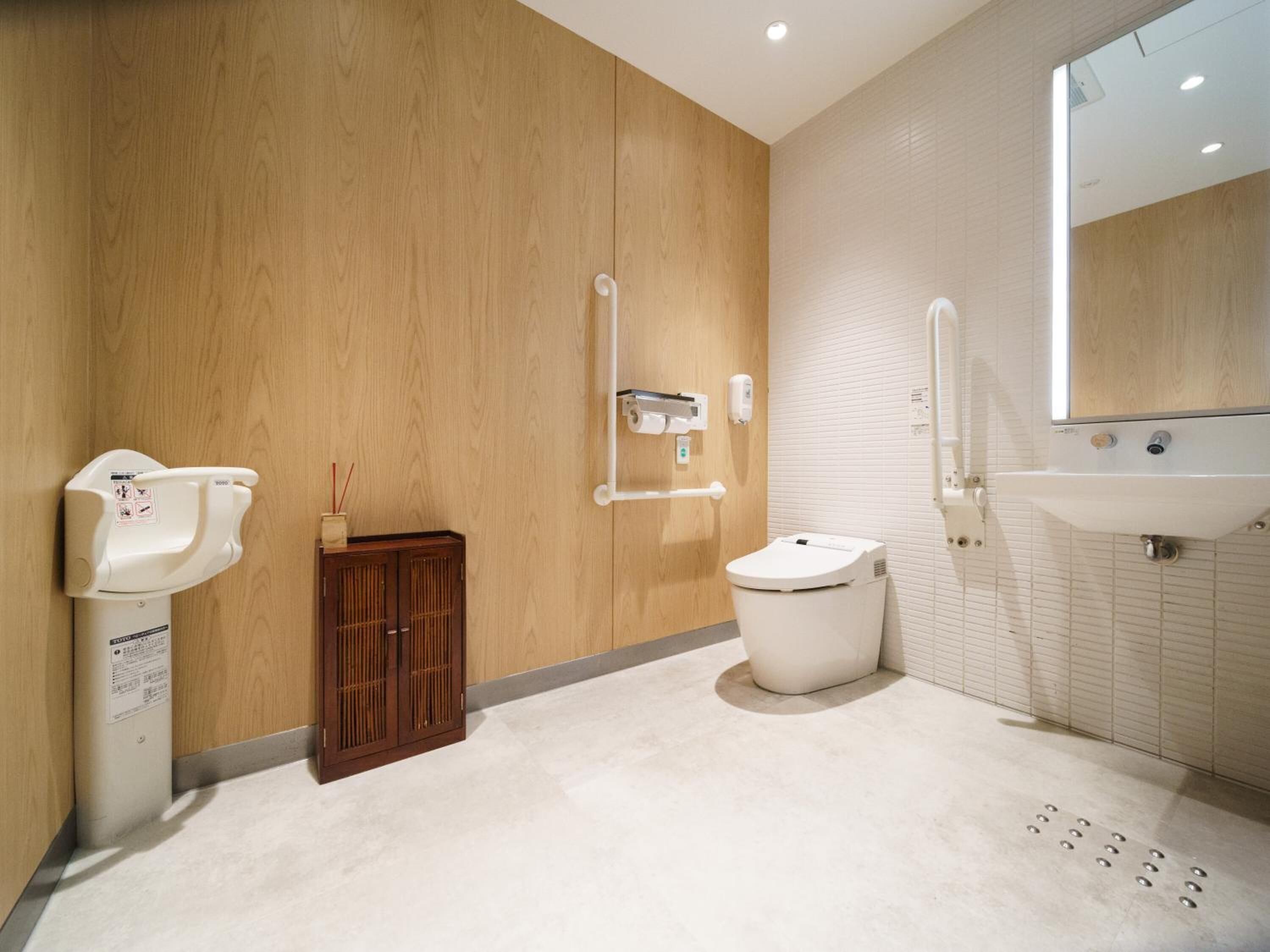 combined shower/bathtub, free toiletries, hair dryer, slippers