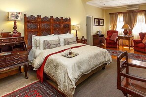 Luxury Double Room | Egyptian cotton sheets, premium bedding, down duvets, pillow-top beds - Riverside Lodge (Oudtshoorn)