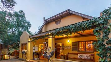 Vista frontal de la propiedad