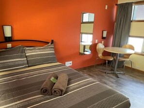 Quarto, banheiro compartilhado (Double Plus Two with) | Wi-Fi de cortesia, roupa de cama