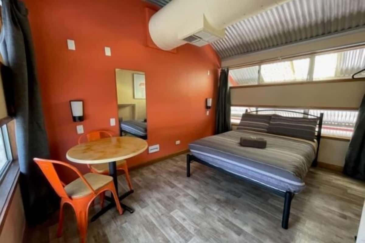 WiFi (free), bed sheets