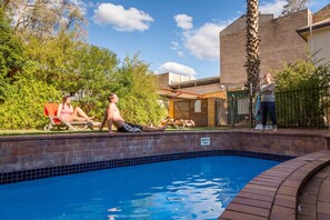 Outdoor pool - Red Rock Hostel (Alice Springs)