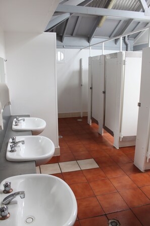Shower - Red Rock Hostel (Alice Springs)