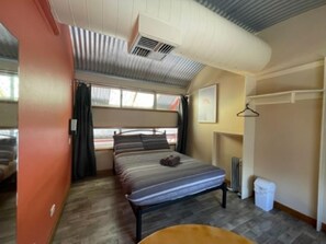 Double Room with Shared Bathroom | Free WiFi, bed sheets - Red Rock Hostel (Alice Springs)