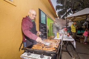 Family dining - Red Rock Hostel (Alice Springs)