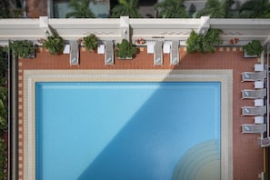 Outdoor pool, sun loungers - Norfolk Mansion Luxury Serviced Apartment (Ho Chi Minh City)