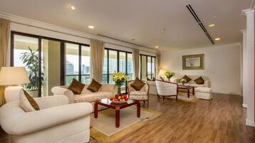 Penthouse | Wohnzimmer | 32-Zoll-LCD-Fernseher mit Satellitenempfang, Fernseher