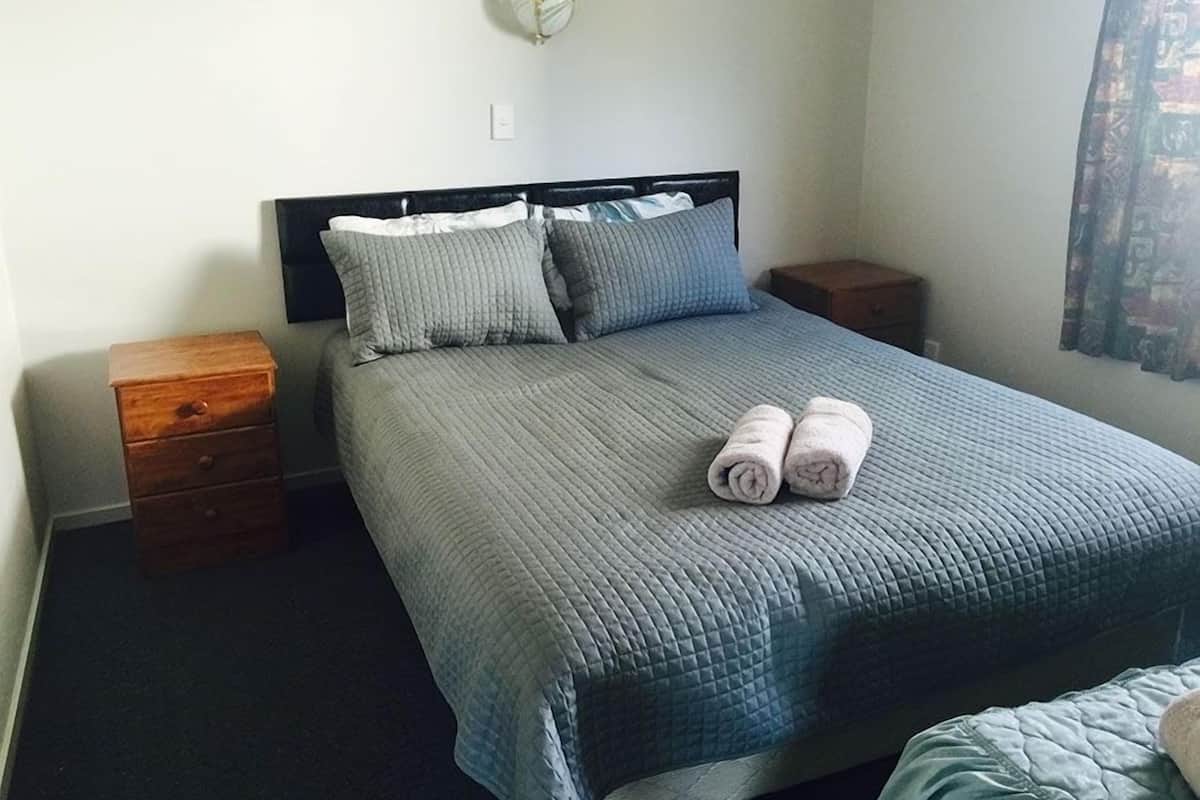 Estudio estándar, 1 cama matrimonial | Muebles diferentes, wifi gratis y ropa de cama