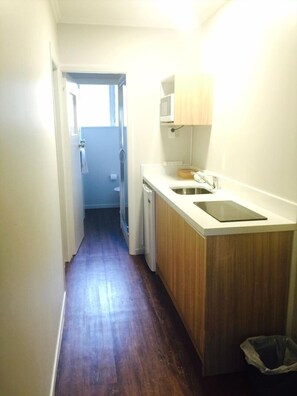Suite, 1 chambre | Cuisine privée | Réfrigérateur dans les aires communes