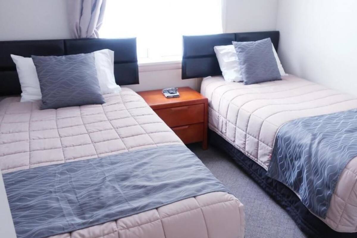 Habitación superior con 2 camas individuales, 2 camas individuales | Muebles diferentes, wifi gratis y ropa de cama