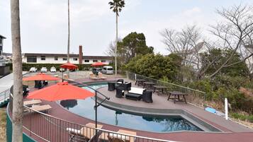 En säsongsöppen utomhuspool