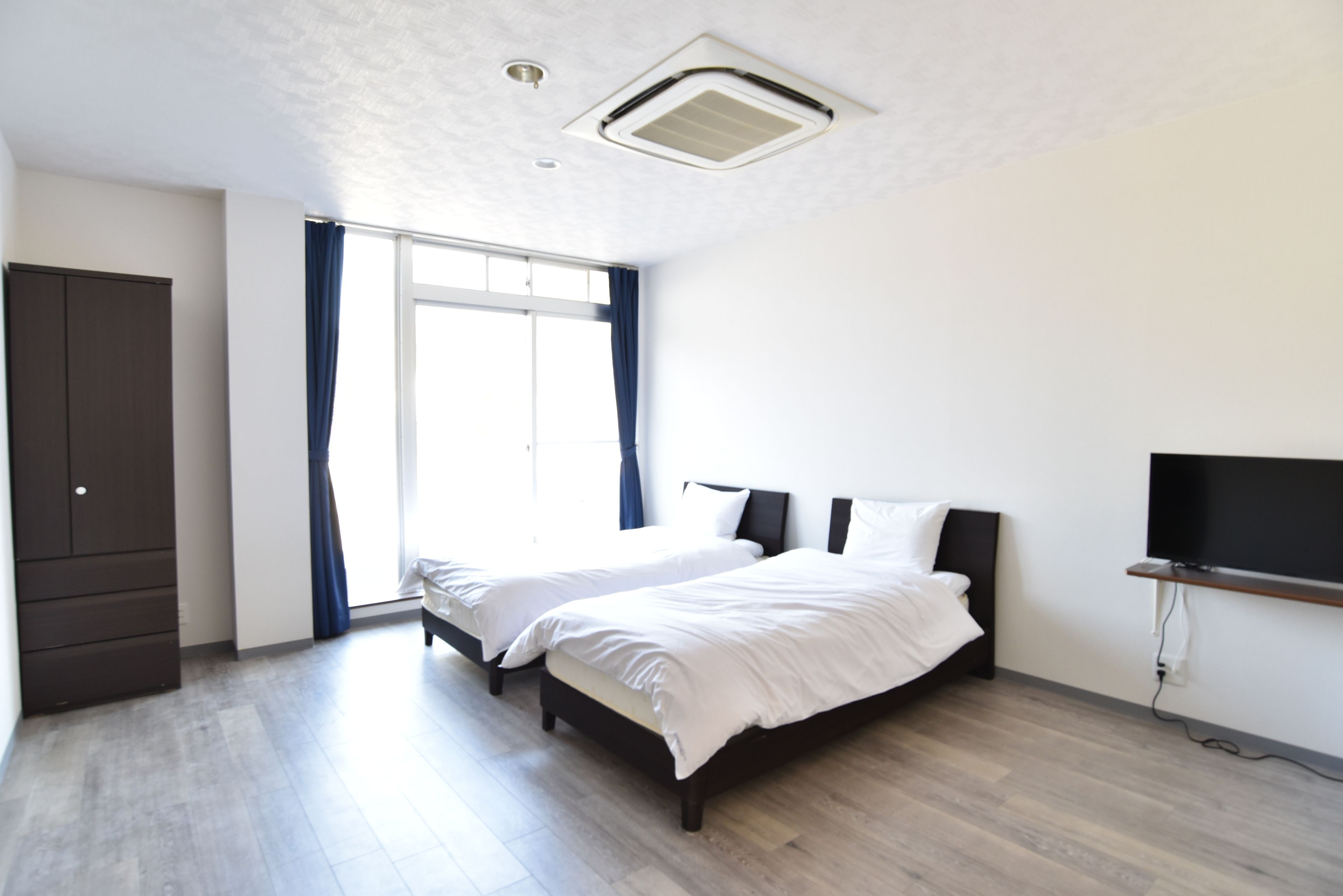 western style room, 8 tatami, with bathtub (accessible) | in-room safe, free wifi, bed sheets