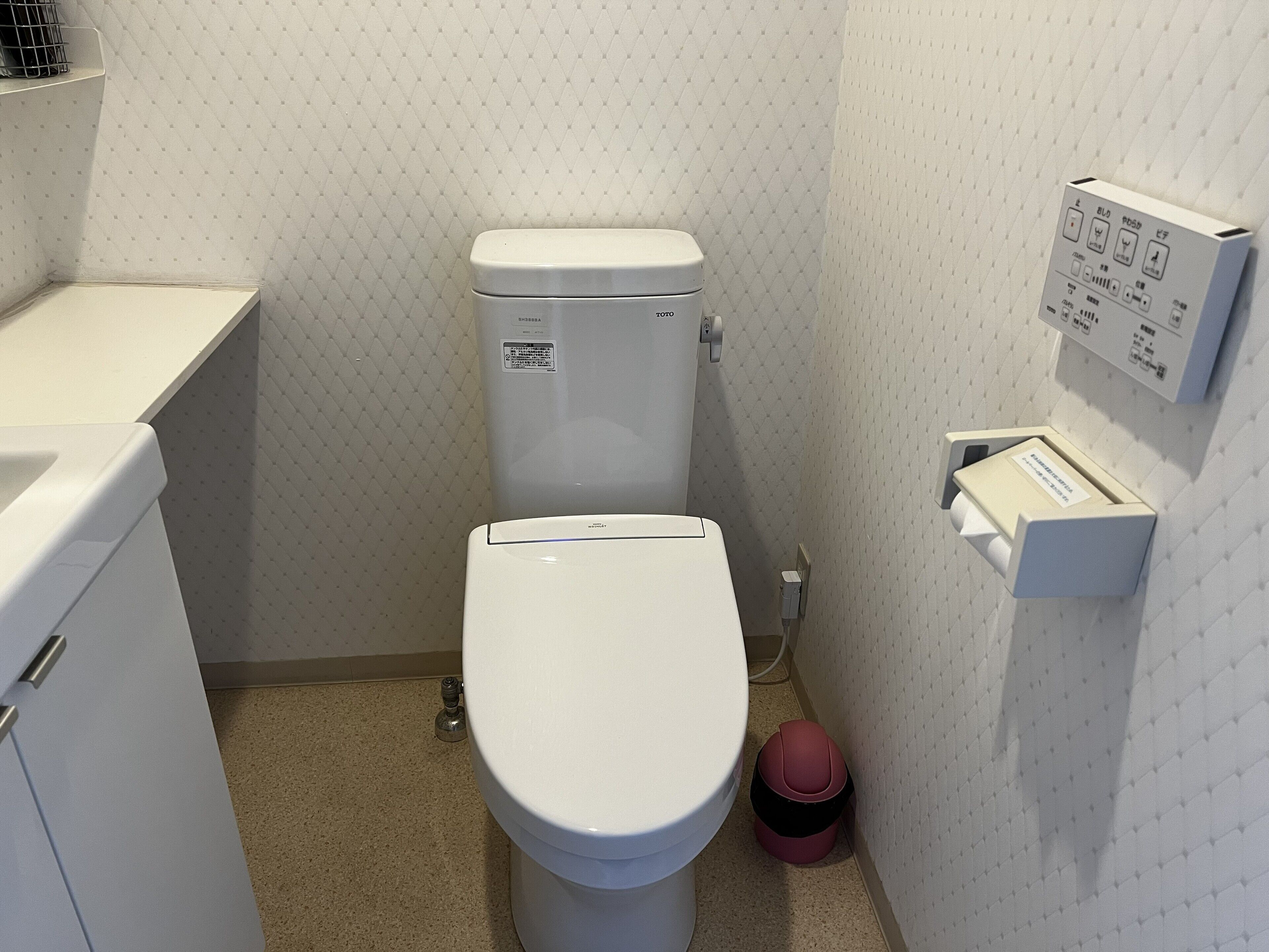 Artículos de higiene personal gratuitos, secador de pelo y zapatillas