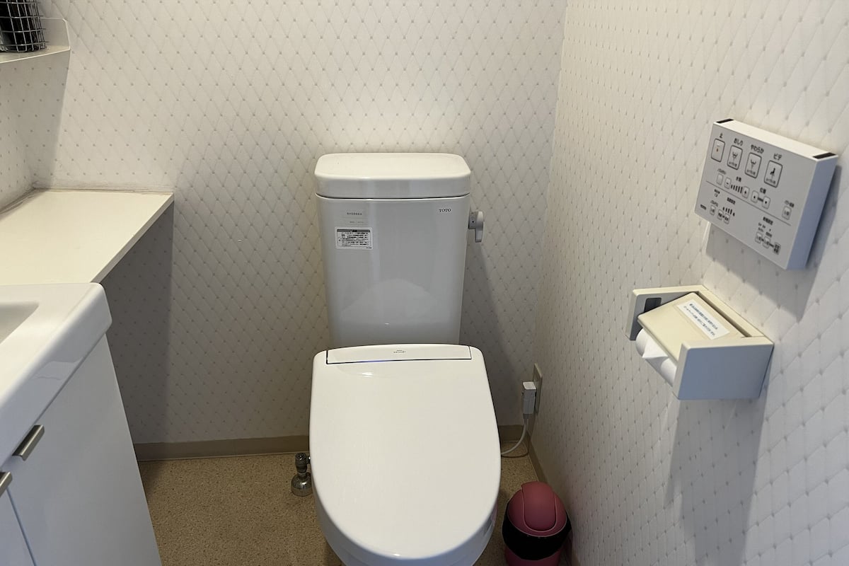 Artículos de higiene personal gratuitos, secador de pelo y zapatillas