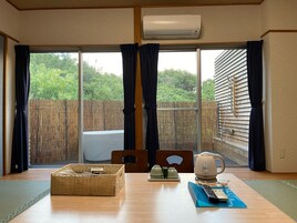 Quarto família, para não fumantes, banheiro privativo (Japanese style, Openbath) | Cofres nos quartos, Wi-Fi de cortesia, roupa de cama