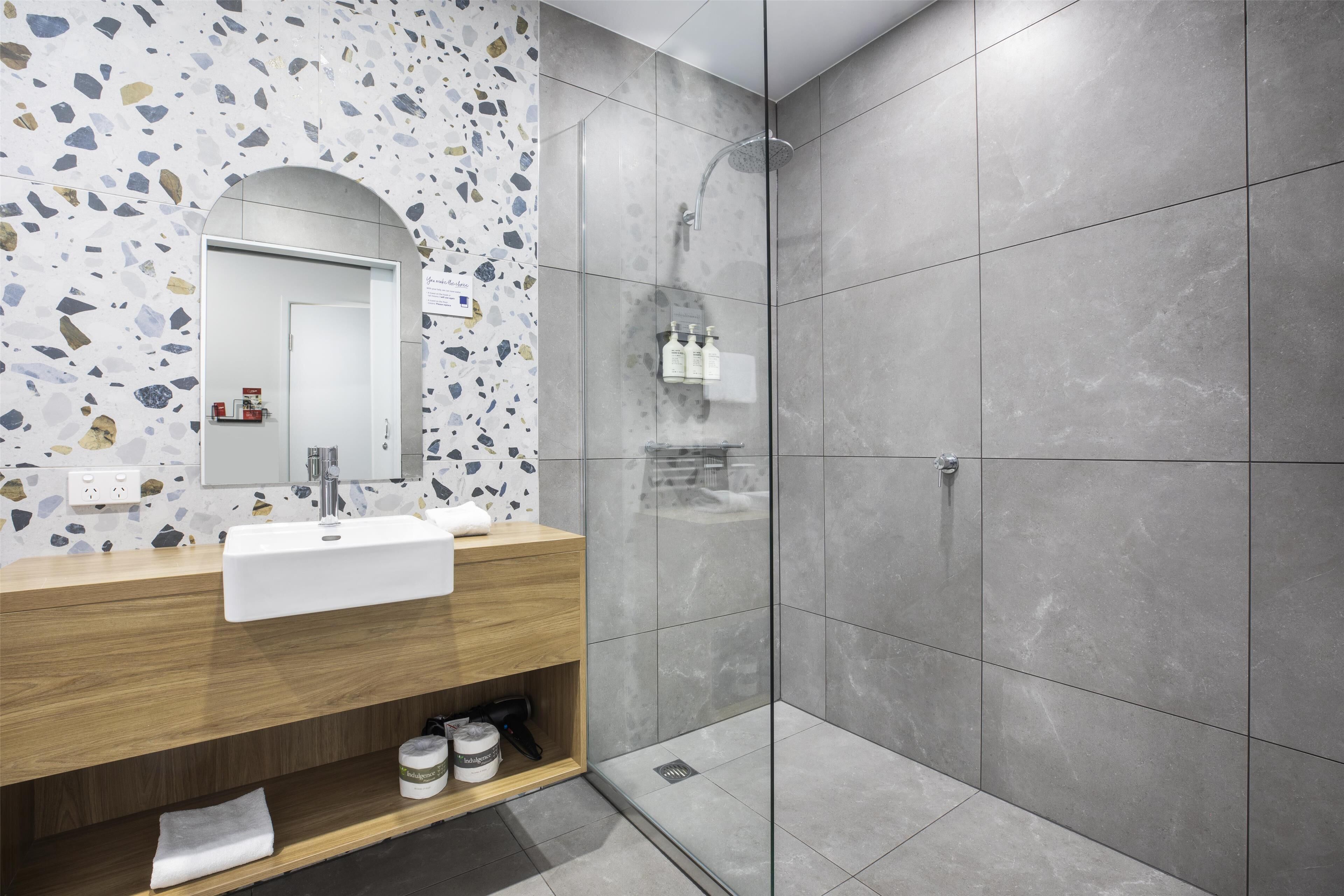 Studio Family | Bathroom | Shower, rainfall showerhead, free toiletries, hair dryer