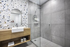 Estudi familiar | Bany | Dutxa, capçal de dutxa tipus cascada i articles de tocador gratuïts 