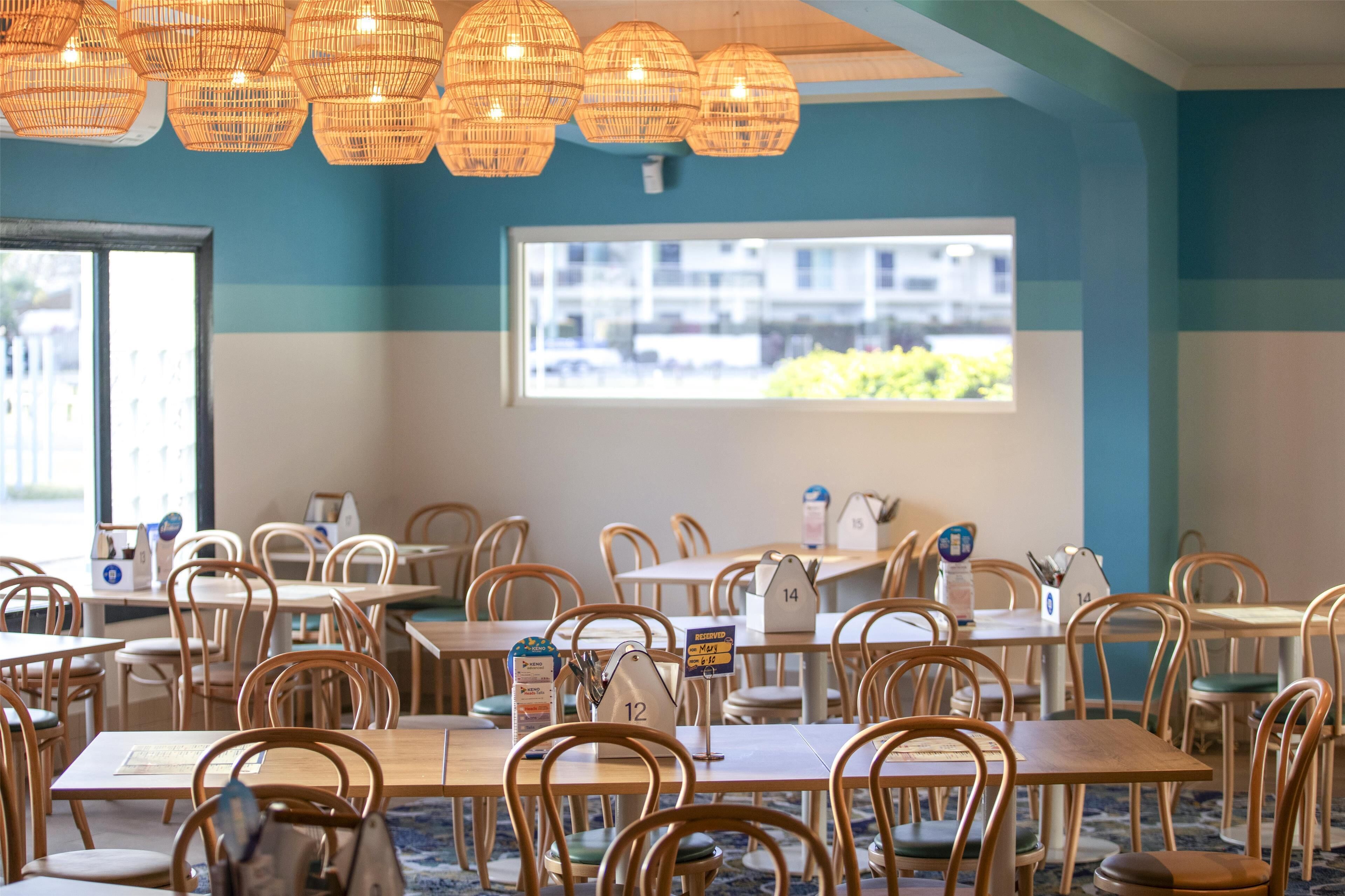 供应午餐和晚餐，地方菜