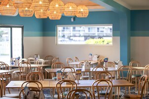 Se sirven almuerzos y cenas, cocina local