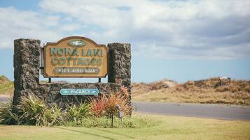 A sign for 'Nona Lani Cottages' with a vacancy notice, located at 455 S. Kihei Road.