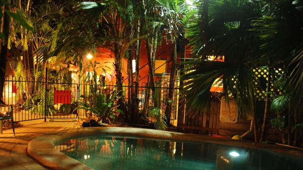 Outdoor pool - Dreamtime Travellers Rest Hostel (Parramatta Park)