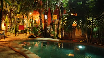 Hồ bơi ngoài trời
