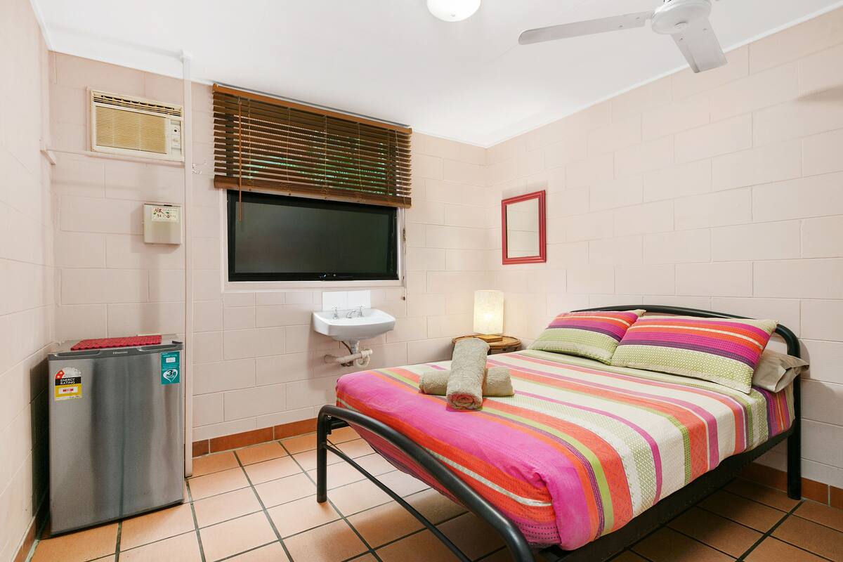 Budget Double Room with shared Bathroom | Bed sheets