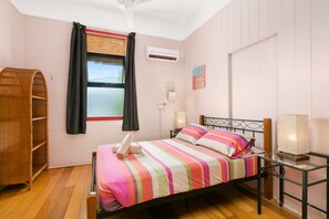 Deluxe Double Room with Shared Bathroom | Bed sheets - Dreamtime Travellers Rest Hostel (Parramatta Park)