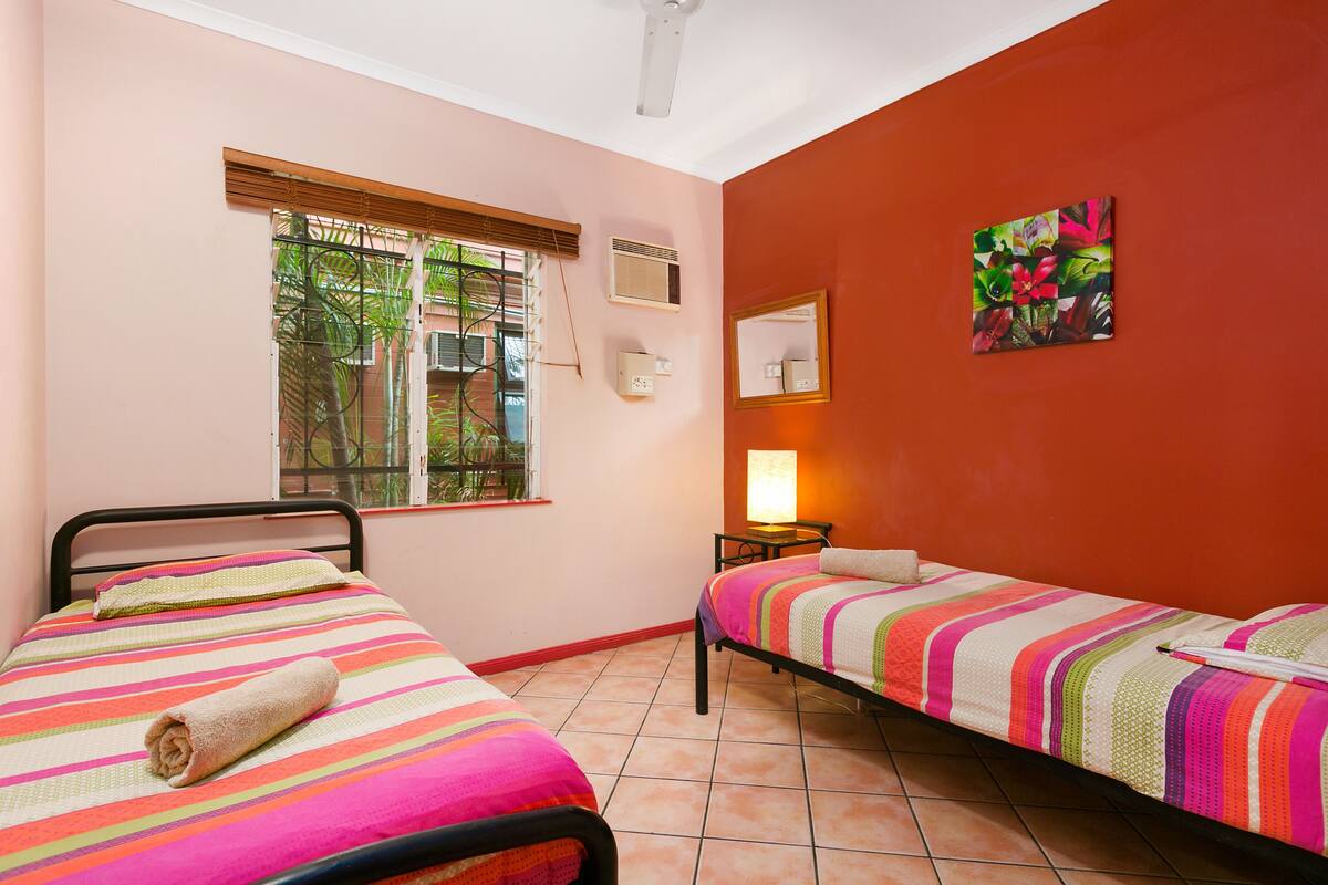 Deluxe Twin Room with Shared Bathroom | Bed sheets