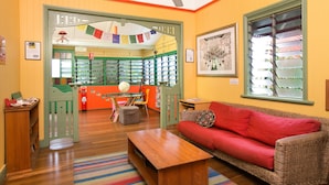 Lobby sitting area - Dreamtime Travellers Rest Hostel (Parramatta Park)