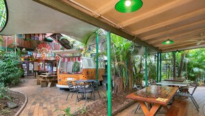 Terrace/patio - Dreamtime Travellers Rest Hostel (Parramatta Park)