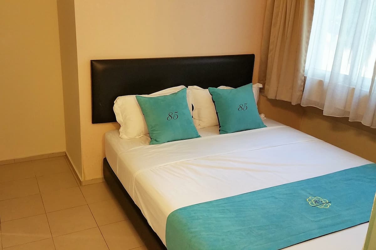 Desk, rollaway beds, free WiFi