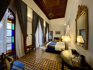 Royal Suite (5 people) View on Patio- Safir (King Size) | Egyptian cotton sheets, premium bedding, pillowtop beds, in-room safe - Riad Zamane Fès - Boutique & Spa (Fes)